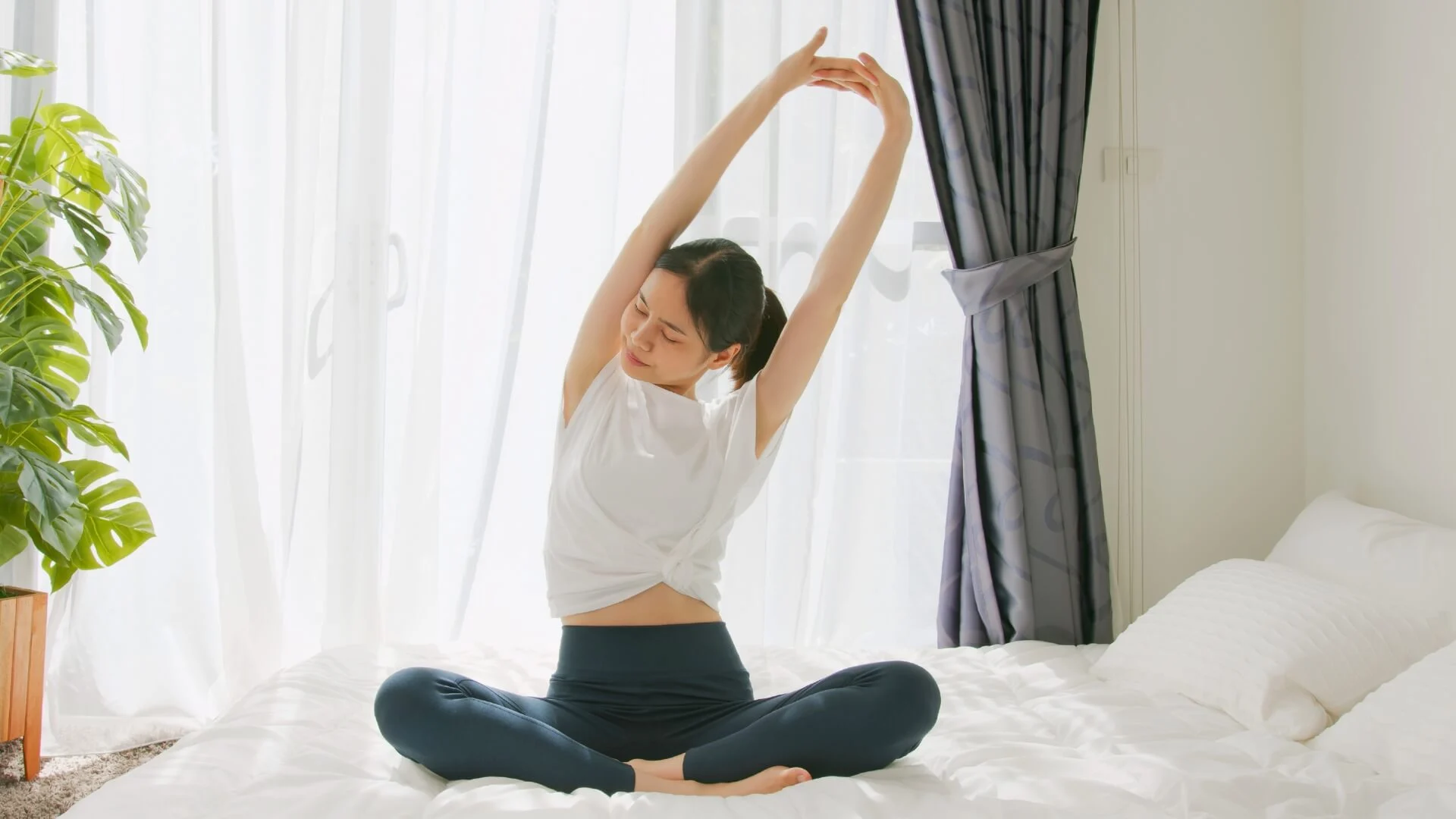 Người phụ nữ giãn cơ để tăng cường hệ miễn dịch khỏe mạnh